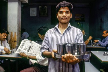 Garson içecek su bardakları, Udipi restoranı, Mumbai, Maharashtra, Hindistan, Asya 