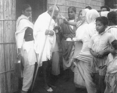 Mahatma Gandhi Noakhali Batı Bengal 'deki barış yürüyüşü sırasında, Ocak 1947