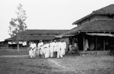 Mahatma Gandhi ve diğerleri Sevagram Ashram 'da yürüyorlar, 1939 