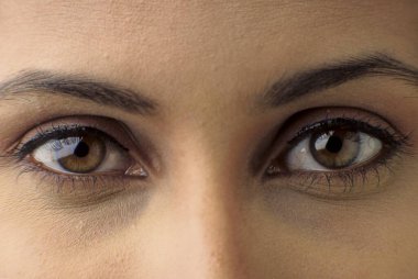 Siyah kirpikli kadın gözleri, yakın plan. 