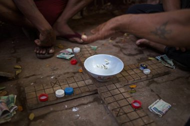 Sokakta mahjong oynayan adam, mandalay, myanmar, burma