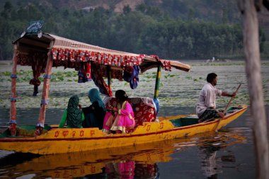 Shikara, dal Gölü, Srinagar, Kashmir, Hindistan, Asya 'daki turistler 
