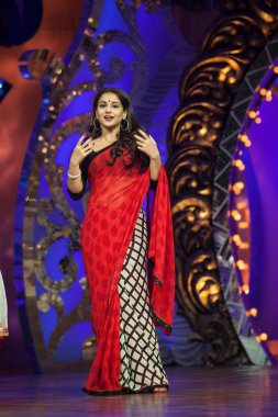 Bollywood oyuncusu Vidya Balan Nachle ve Sezon 3, Mumbai, Maharashtra, Hindistan, Asya setlerinde dans ediyor. 