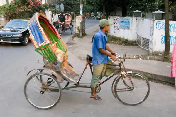 Dhaka, Bangladeş caddesinde boş bir araca binen Rickshaw Sürücüsü 