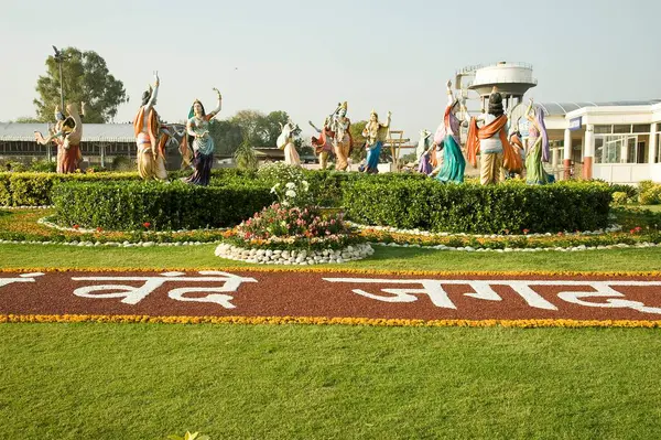 Radha Krishna heykeli bahçede, Prem tapınağı, mathura, uttar pradesh, Hindistan, Asya 