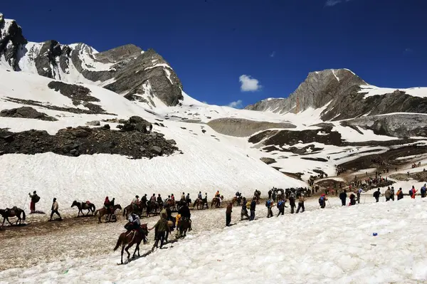 Pilgrim mahagunas ganesh top, amarnath yatra, Jammu Kashmir, Hindistan, Asya 'ya geçer. 