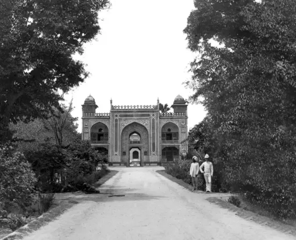 Akbar Mughal imparatorunun mezarının, Sikandra 'nın, Agra' nın, uttar pradesh 'in, Hindistan' ın, Asya 'nın eski klasik fener kaydırağı. 