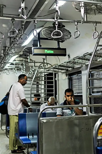 Trendeki gösterge Mahim Kavşağı Tren İstasyonu, Mumbai, Maharashtra, Hindistan, Asya 