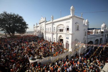 Anandpur sahib Gurudwara 'nın kapılarındaki fanatikler, Rupnagar, Punjab, Hindistan' daki Hola Mohalla festivali sırasında 