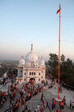 Anandgarh kasabası Anandpur Sahib, Rupnagar, Punjab, Hindistan 'da Gurudwara' nın hava manzarası 