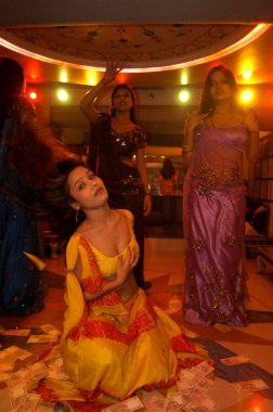 Bombay Mumbai, Maharashtra, Hindistan 'daki barda dans eden süslü kızların üzerine para yağıyor. 