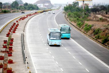 Mumbai-Pune otobanındaki Volvo otobüsü, Maharashtra, Hindistan 