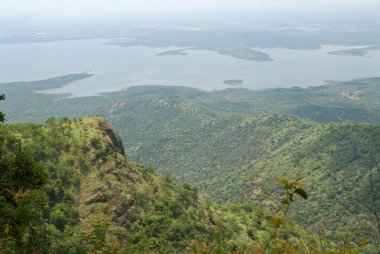 Karikkiyoor, Nilgiris, Tamil Nadu, Hindistan 'dan Porivarai kaya tablosuna giderken Bhavani Sagar Gölü manzarası.