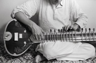 Üstad amjad ali khan müzik aletleri çalıyor Sitar India 