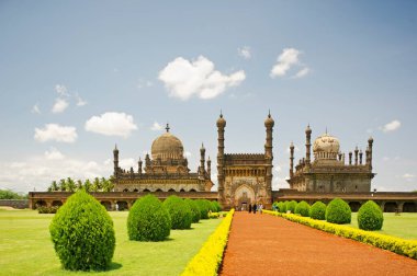 İbrahim Adil Şah tarafından 1580-1626 yılları arasında kraliçesi İbrahim Roza, Bijapur, Karnataka, Hindistan için inşa edilen İslam mimarisi.