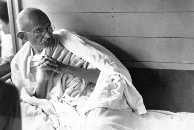Mahatma Gandhi, Gujarat, Hindistan 'daki Harijan Turu sırasında bir trende, Temmuz 1934 