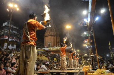 Uttar Pradesh Hindistan 'da Varanasi ghat' ında pooja yapan rahipler 