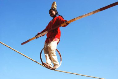 İpte akrobat çalan kız, Jaisalmer, Rajasthan, Hindistan   