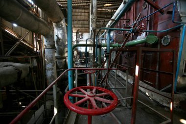 Sangli 'deki şeker fabrikasındaki makineler; Maharashtra; Hindistan