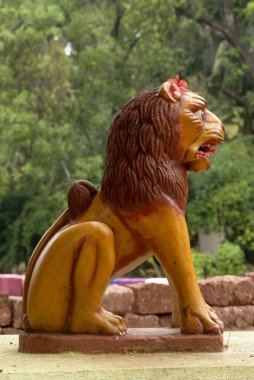 Renkli boyanmış aslan nöbetçi girişi Shreedevi Bhagavati Tapınağı köyü KotKamte Devgad Sindhudurg Maharashtra 