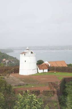 17. Yüzyıl Portekiz kalesi Sinquerim sahilindeki Aguada 'daki Işık Evi; Goa; Hindistan