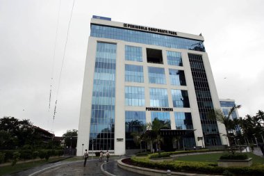 Aşağı Parel, Bombay Mumbai, Maharashtra, Hindistan 'da yarımada şirket parkı adı verilen yeni inşa edilmiş yarımadadan kuleler.