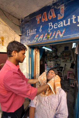 Taj saç ve güzellik salonunda cilt bakımı yaptıran genç bir adam, Dehradun, Uttaranchal, Hindistan.