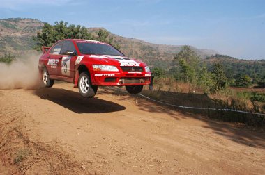 Tozlu yollardan geçen araba Panshet 'teki Lake City' nin özel sahnesinde Maharashtra 'daki Pune' a 35 km mesafede.