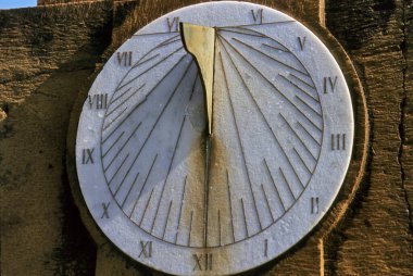 Hanging Garden, Mumbai, Hindistan 'da güneş saati.