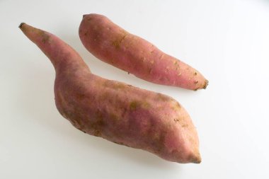 Tatlı patatesler masa arkasına yerleştirildi