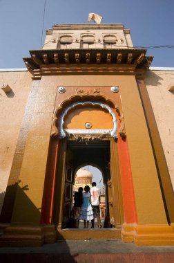 Beed Maharashtra Hindistan Asya 'daki Shri Yogeshwari Tapınağı girişi 