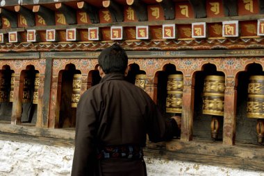 Başkent Thimpu Royal Govt Butan 'daki Changlimithang Chorten' de Budist çanı çalan Bhutani adamı. 