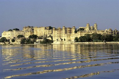 Pichola Gölü, Udaipur, Rajasthan, Hindistan 'daki Şehir Sarayı' nın yansıması 