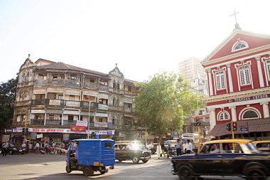 Eski Habib toplu konut binası, Hindistan 'ın Sesi restoranı ve St. Teresas Kilisesi, Jagannath Shankarsheth Yolu, Charni Yolu, Bombay Mumbai, Maharashtra, Hindistan 
