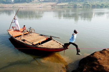 Krishna Nehri 'ni tekneyle geçen insanlar; Maharashtra; Hindistan