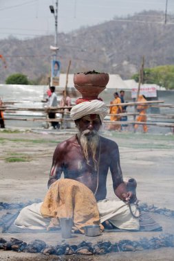 Sadhu 'dan pooja Kumbh Mela Haridwar Uttarakhand Hindistan Asya 