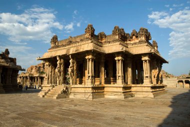 Vitthala Tapınağı 'ndaki Kalyana Mandapa düğün köşkü; Hampi; Karnataka; Hindistan