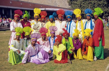Punjab, Hindistan 'dan halk dansçıları   