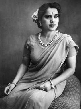 Hintli kadın Shanta Apte sari, Hindistan 1940 'larda   