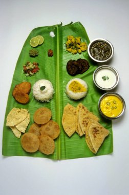 Hindistan 'da muz yaprağında maharaştrian yemeği