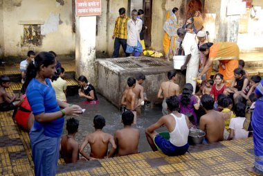 İnsanlar, Vajreshwari, Maharashtra, Hindistan ve Asya yakınlarındaki Ganeshpuri 'de Tripuri Poornima vesilesiyle sıcak baharda banyo yapıyorlar. 