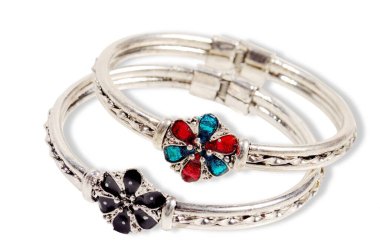 Beyaz arka planda tasarımcı bilezikleri, Hindistan