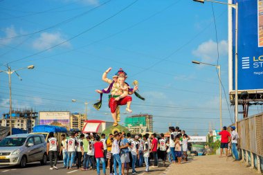 Dansçı Lord Ganpati geçit töreni, Ganesha festivali, Mumbai, Maharashtra, Hindistan, Asya 