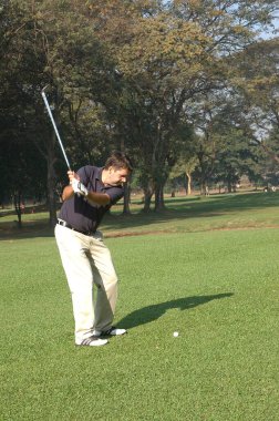 Golf oynayan adam, Chembur, Mumbai Bombay, Maharashtra, Hindistan 