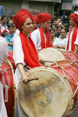 Festival Ganesh Ganpati, festivalin 10. gününde Dhol, Pune, Maharashtra, Hindistan adlı bir müzik aleti çalan bir kızla suya daldı.  