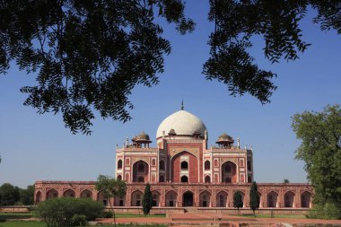 Humayun 'un mezarı 1570' te Hint Yarımadası 'nın İran mimarisi, Delhi, Hindistan UNESCO Dünya Mirası Bölgesi' ndeki ilk kırmızı kumtaşı ve beyaz mermer mezarından yapıldı.