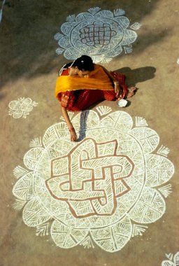 Hindistan 'da Rangoli tasarımı yapan kadının detaylı görüntüsü