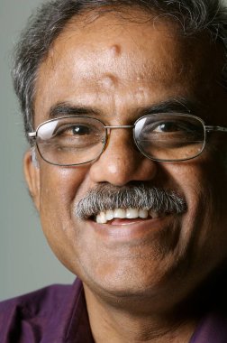 Beyaz arka planda yaşlı bir işadamının portresi 