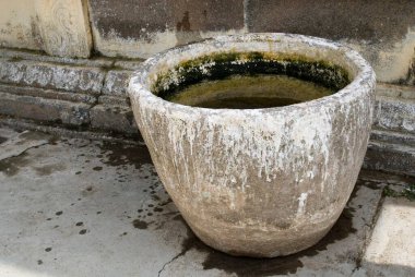 Tindivanam yakınlarındaki Vidur 'daki Adinath Jain tapınağındaki yüzyıllık Kal Thotti Taş Kovası.