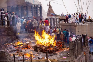 Cenaze odunları Manikarnika Ghat, Varanasi, Banaras, Benaras, Kashi, Uttar Pradesh, Hindistan 